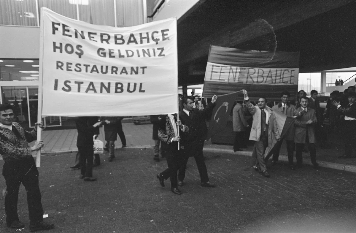 Schiphol Havalimanında Fenerbahçeyi karşılayan gurbetçi taraftarlar